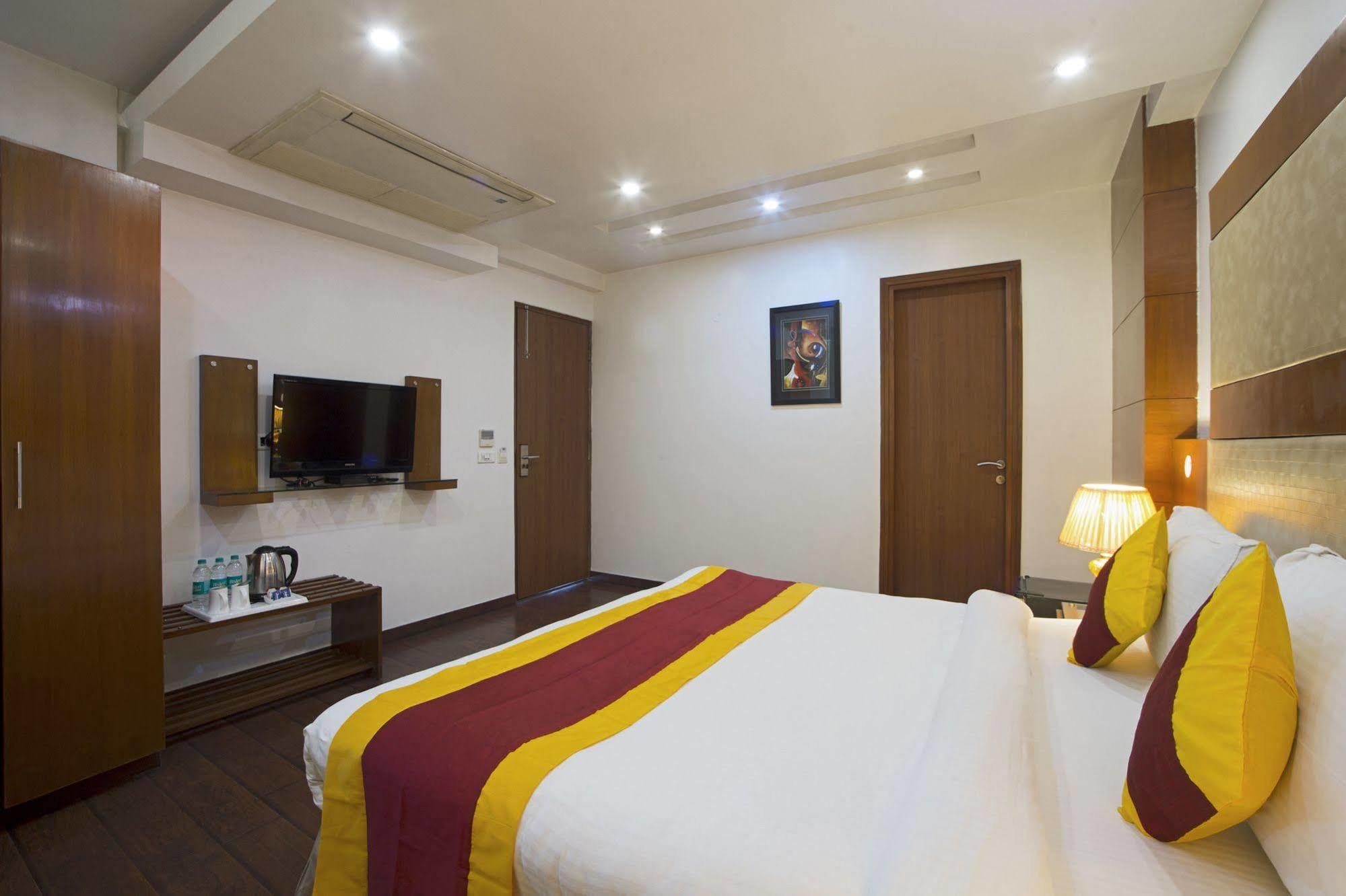 Hotel Palm Do'R # Walking Distance To New Delhi Station # Parking # Family Hotel # Customer'S Choice Hotel # Near To Tourist Places - India Gate, Red Fort, Jama Masjid Neu-Delhi Exterior foto