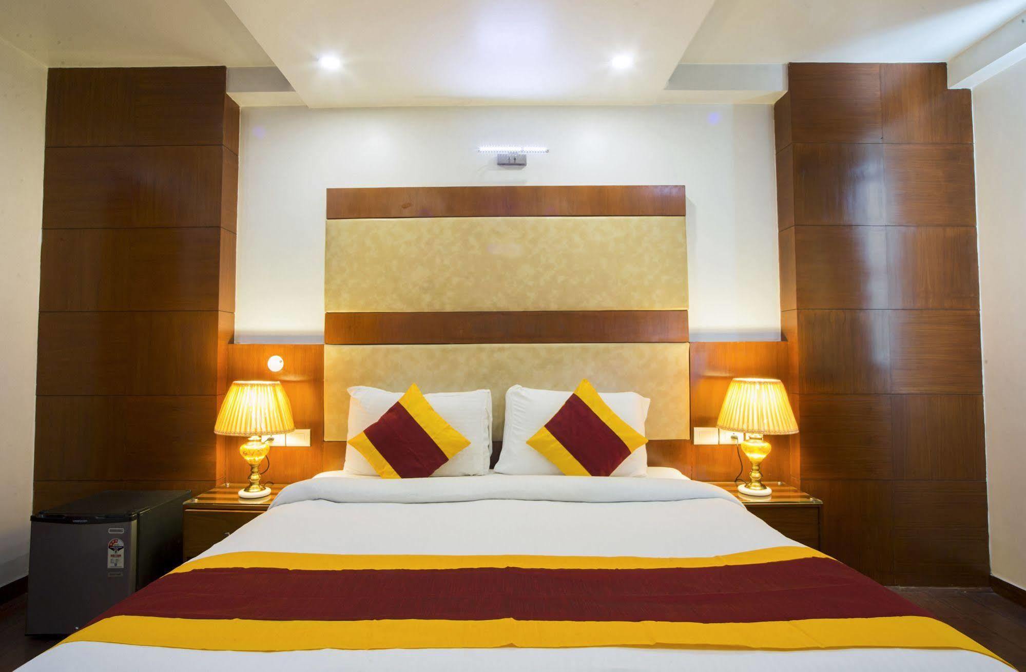 Hotel Palm Do'R # Walking Distance To New Delhi Station # Parking # Family Hotel # Customer'S Choice Hotel # Near To Tourist Places - India Gate, Red Fort, Jama Masjid Neu-Delhi Exterior foto